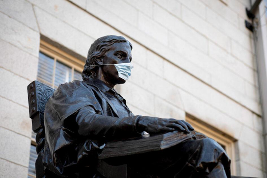 戴口罩的哈佛铜像